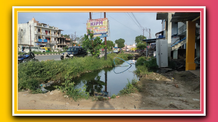 अर्ध निर्मित नाली के गड्ढे में जलजमाव से बीमारियों को दावत