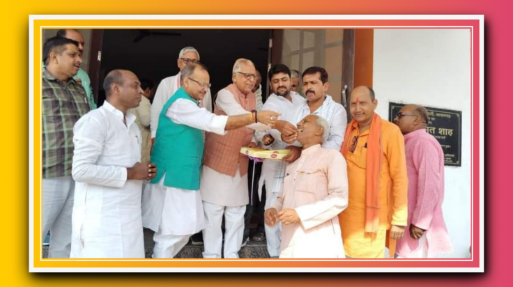 आजमगढ़ भारतीय जनता पार्टी कार्यालय पर हरियाणा विजय पर कार्यकर्ताओं ने एक- दूसरे को मिठाई खिलाकर मुंह मीठा किया