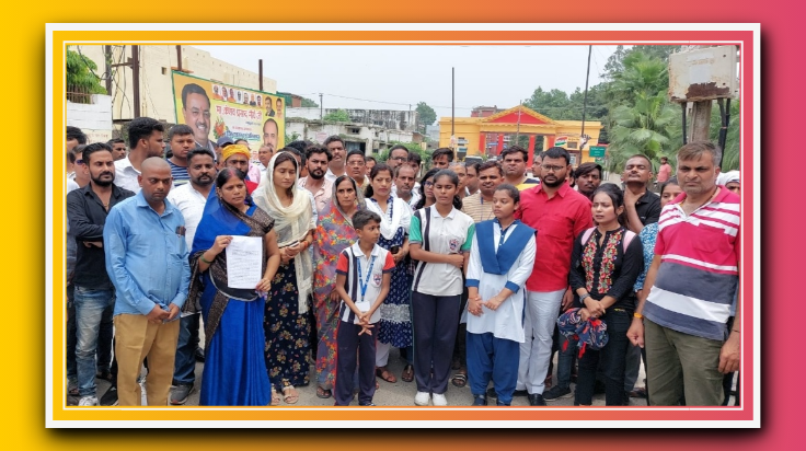आजमगढ़ शहर के वेस्ली इंटर कॉलेज के बाहर मृत छात्रा श्रेया के माता पिता के साथ कई सामाजिक संगठनो ने मानव श्रृंखला बनाकर किए प्रदर्शन