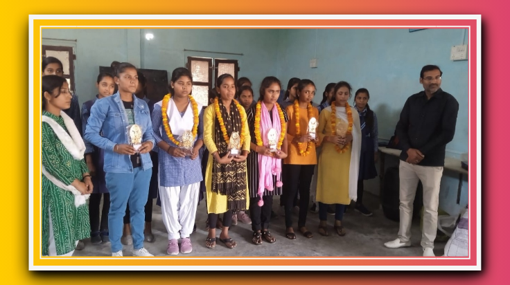 किसान की बेटी आंशी सिंह हाई स्कूल और अर्पिता पांडे इंटर ने सर्वाधिक अंक प्राप्त कर किया कालेज टॉप