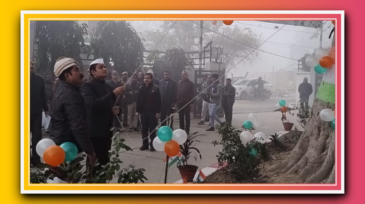 75वें गणतन्त्र दिवस पर मण्डालयुक्त ने अपने कार्यालय भवन पर फहराया राट्रीय ध्वज