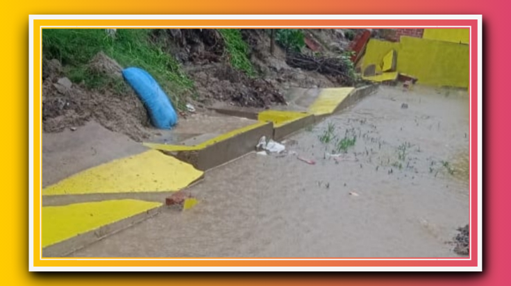 खोराबार -: नवनिर्मित पेयजल टंकी की बाउंड्री बारिश को वजह से दोबारा गिरी